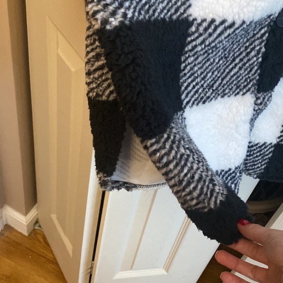 CUTE! Oversized Black and white plaid shacket - Picture 2 of 3